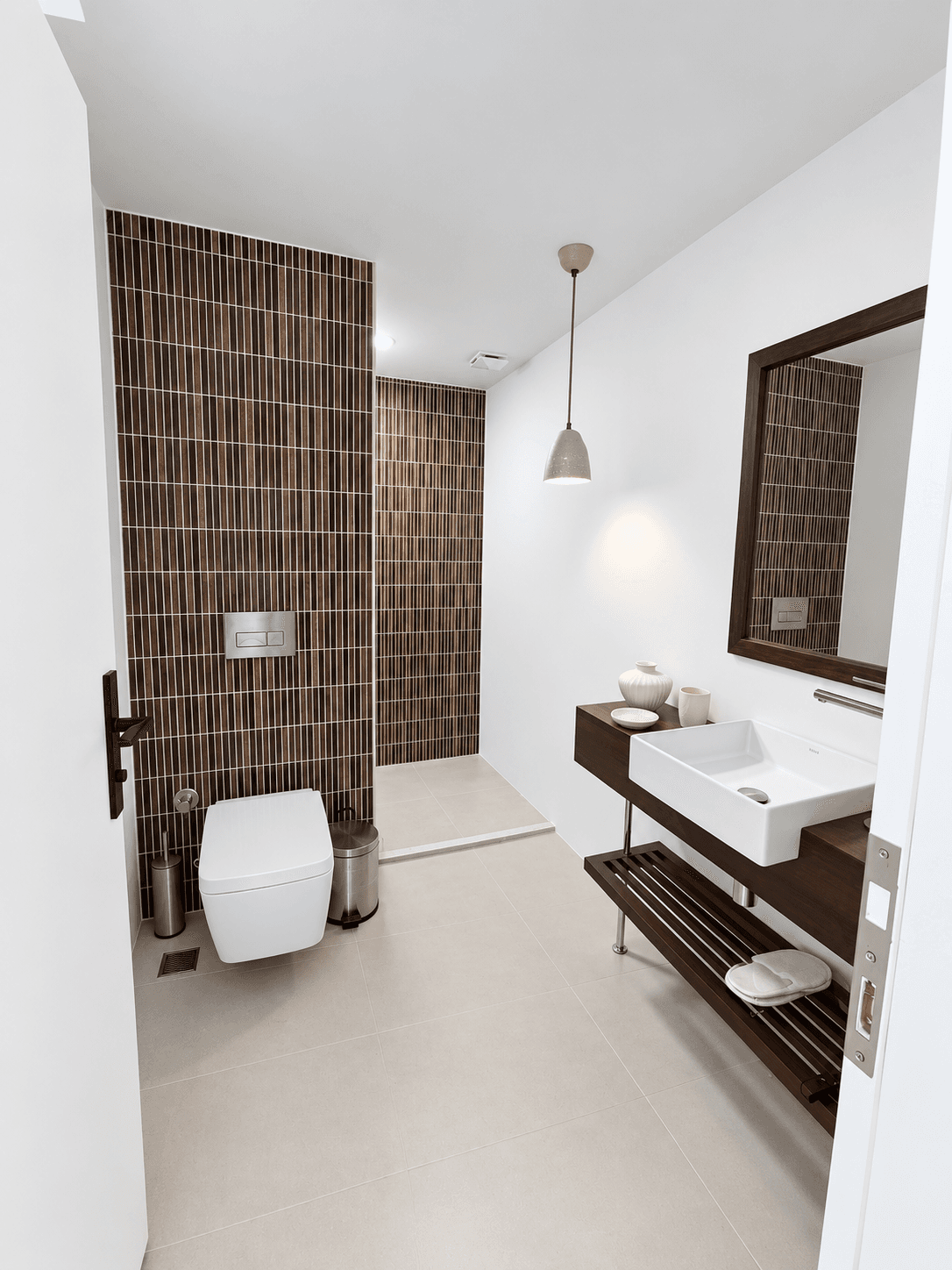 Kahverengi fayanslı banyo ve ahşap lavabo tezgâhı